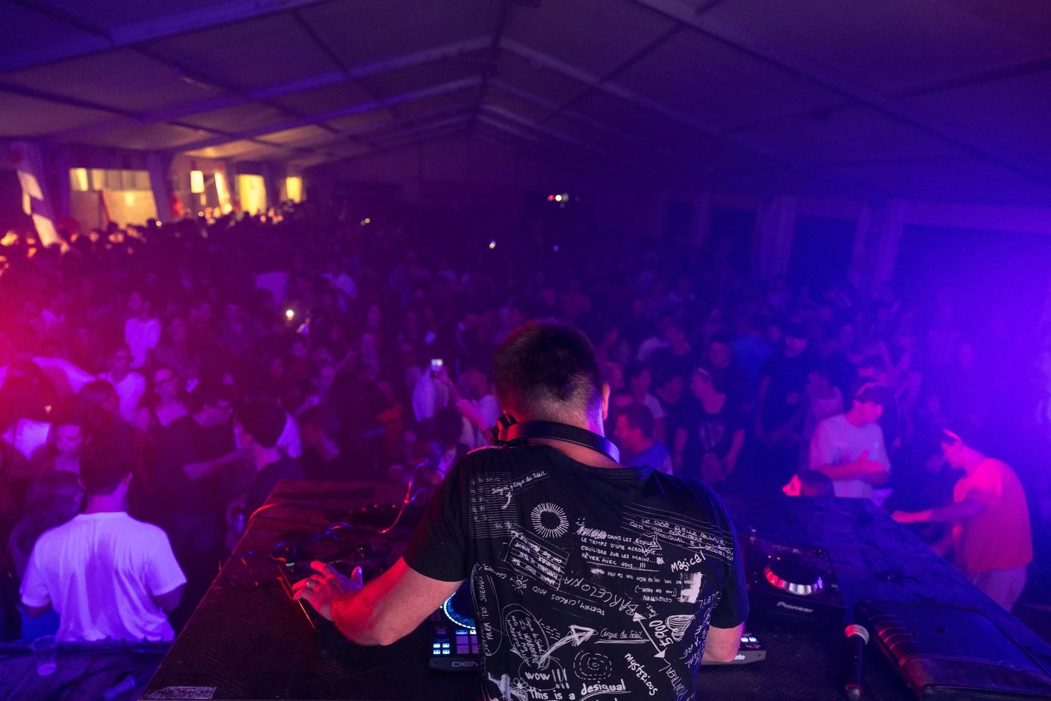 DJ e folla scatenata sotto il tendone