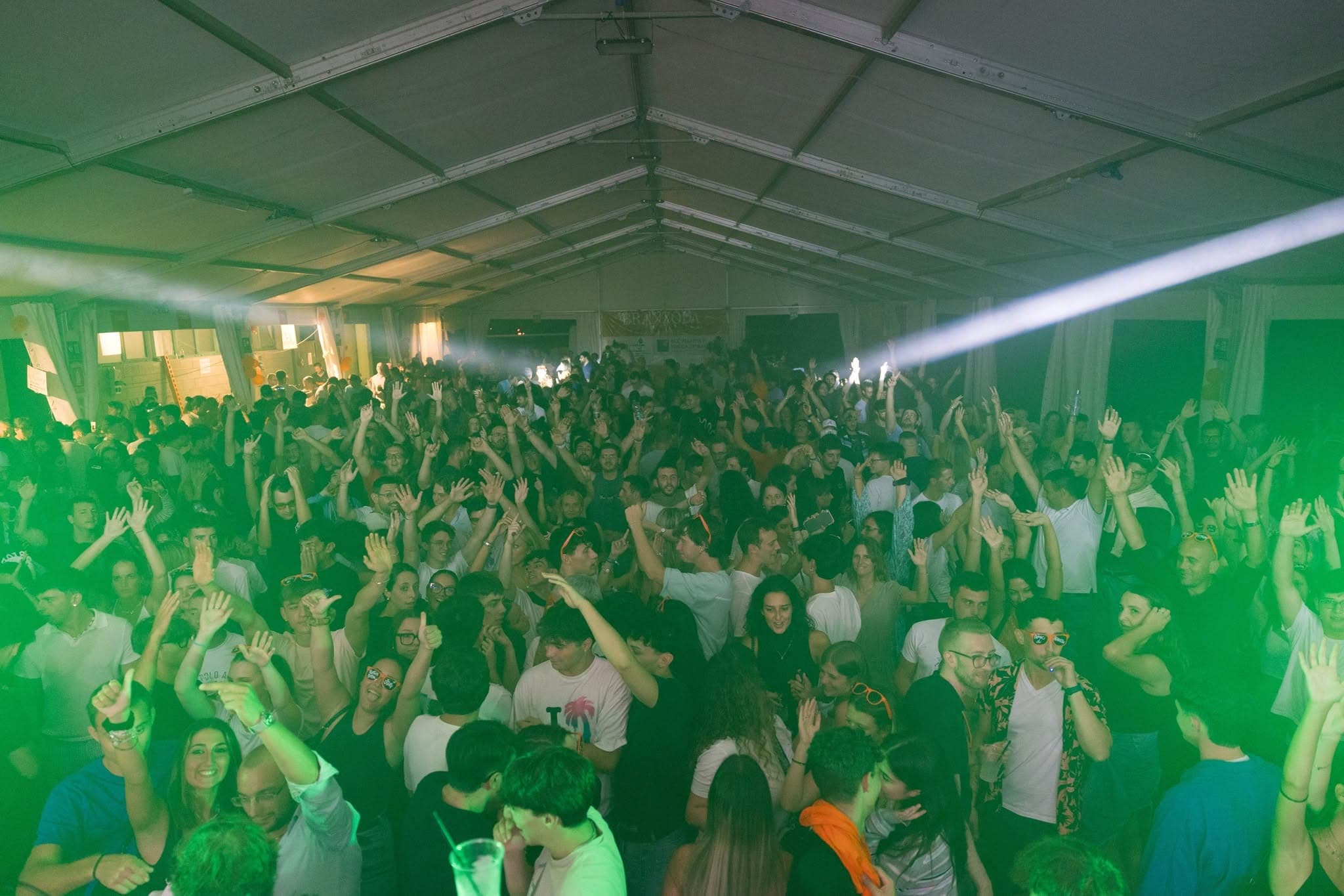 La pista piena durante la serata